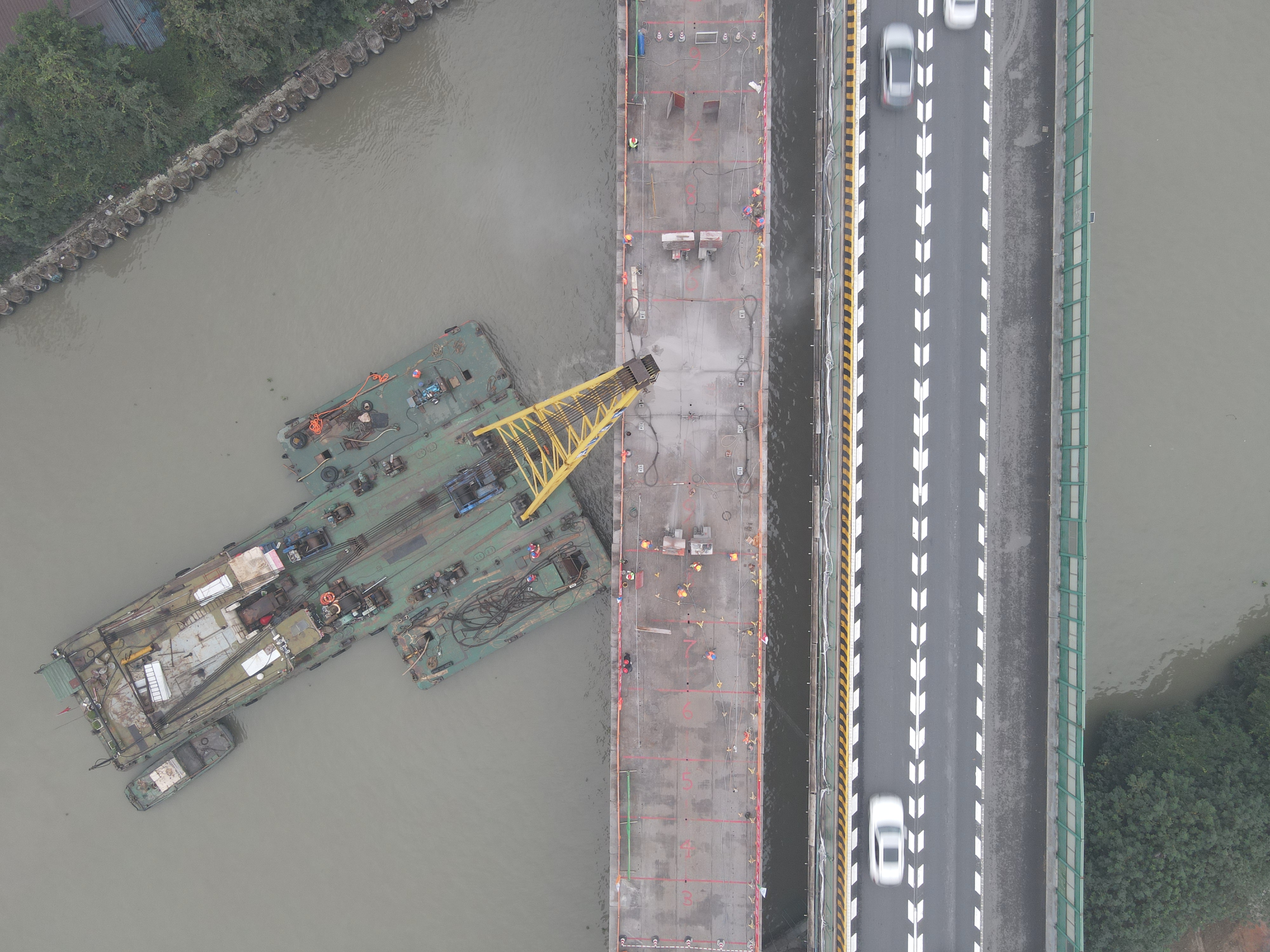 【一线传声】中交二航局沪武高速公路项目申张线大桥跨中首节段拆除作业圆满成功.doc