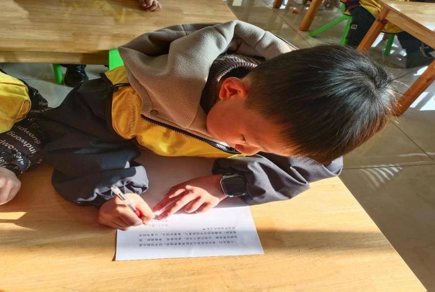 鹏程社区“童伴之家”开展“远离手机·趣味成长”主题活动.docx