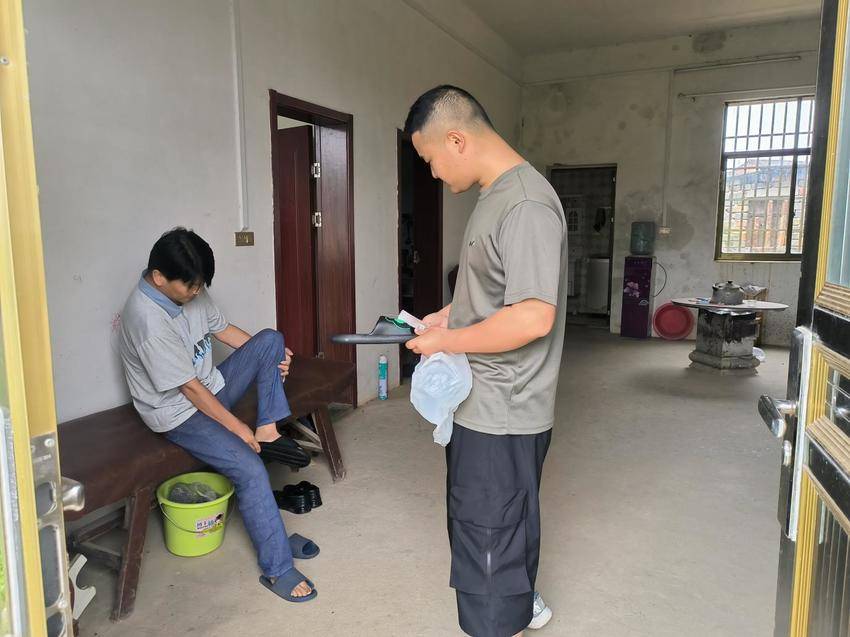 破拖鞋引出的温暖故事：00后退役军人村干部的为民情怀.docx