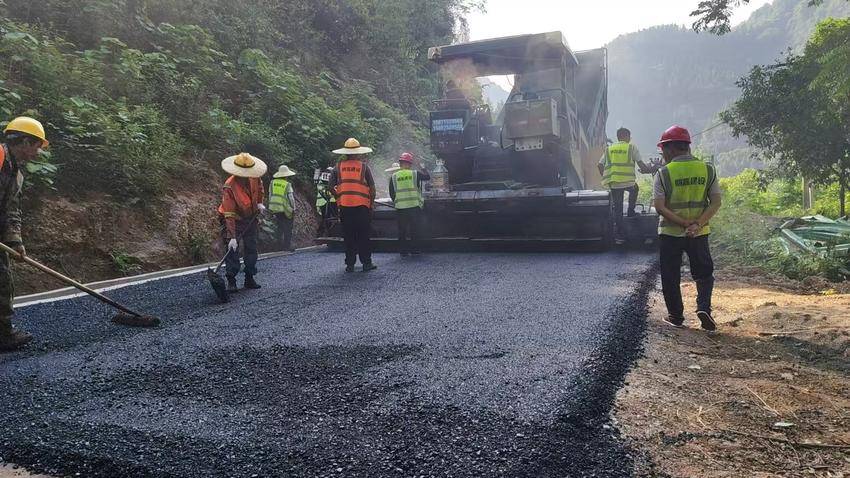 楠木溪村驻村干部：入户听民意 实干解民忧 点亮民心路.doc