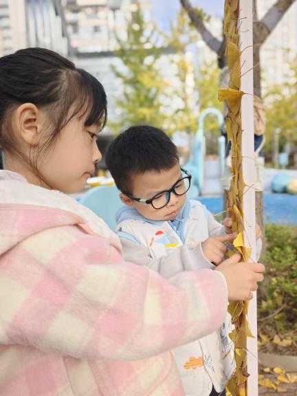 金黄落叶+萌娃笑脸 银杏通讯报道.docx