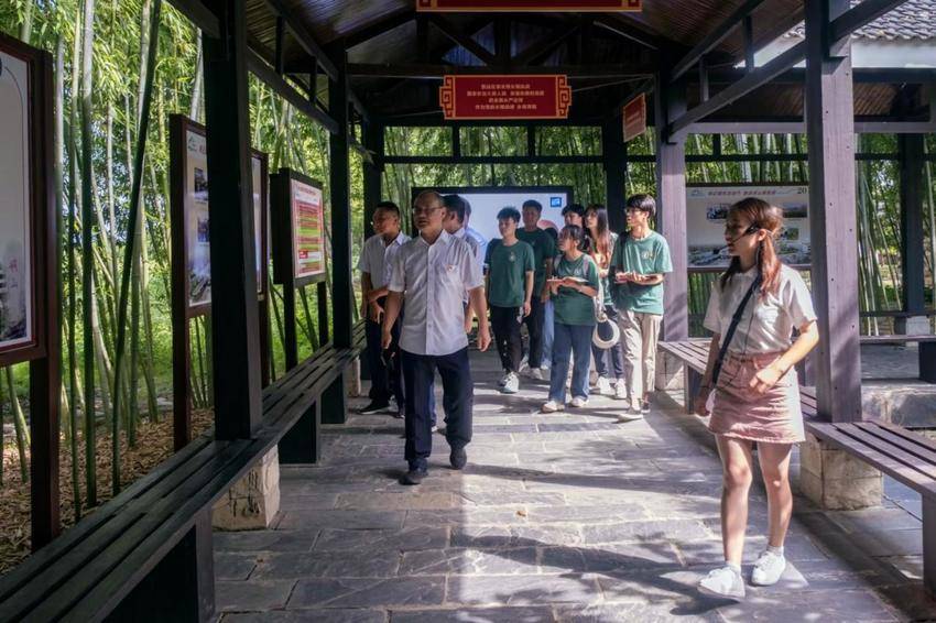 （修改）华中农业大学学子深入党员干部教育基地：党建引领，勇毅前行.docx