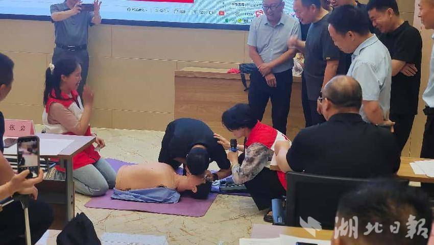 “十堰一起救”丹江口在行动————60名中青年干部“持证”上岗 成为生命守护“急先锋”.docx