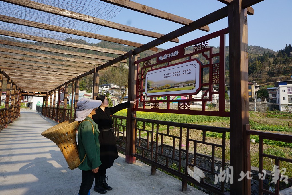 镇纪检监察干部在休闲长廊为群众介绍清廉诗词