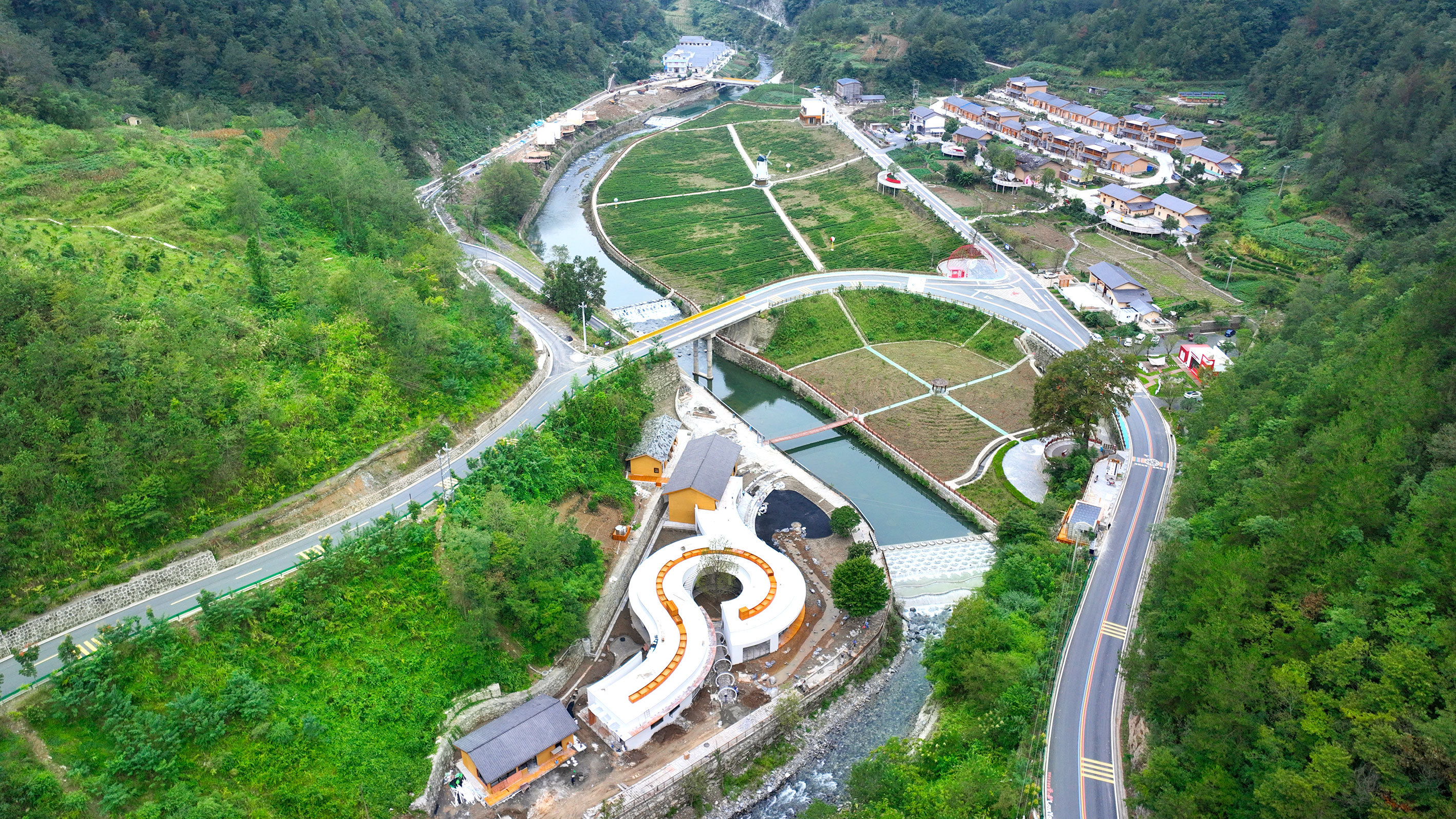 由水弯路沟成景