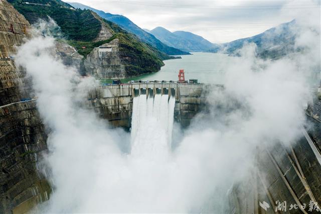 蓄水200多米深的金沙江库区,穿行于高山峡谷之中,便来到白鹤滩水电站