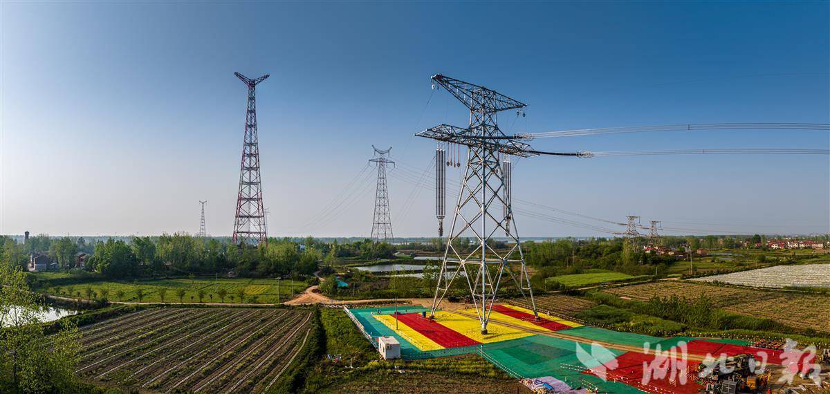 金上特高压工程长江大跨越段。谢烨摄