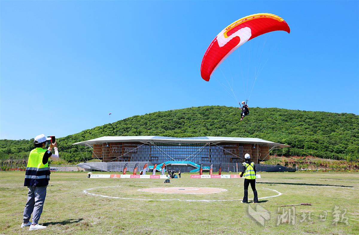 滑翔勇士空中揽圣境