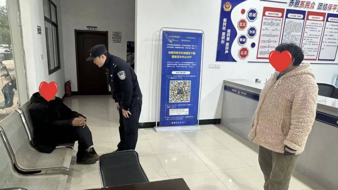 民警陈晓桐耐心劝导老人