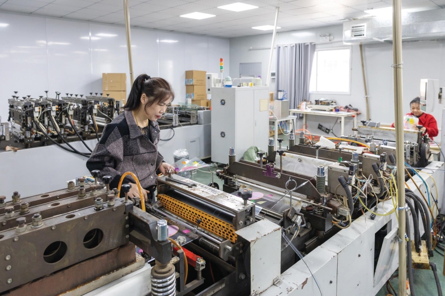 图为芊悦印刷包装制袋车间一角。摄影晴霄