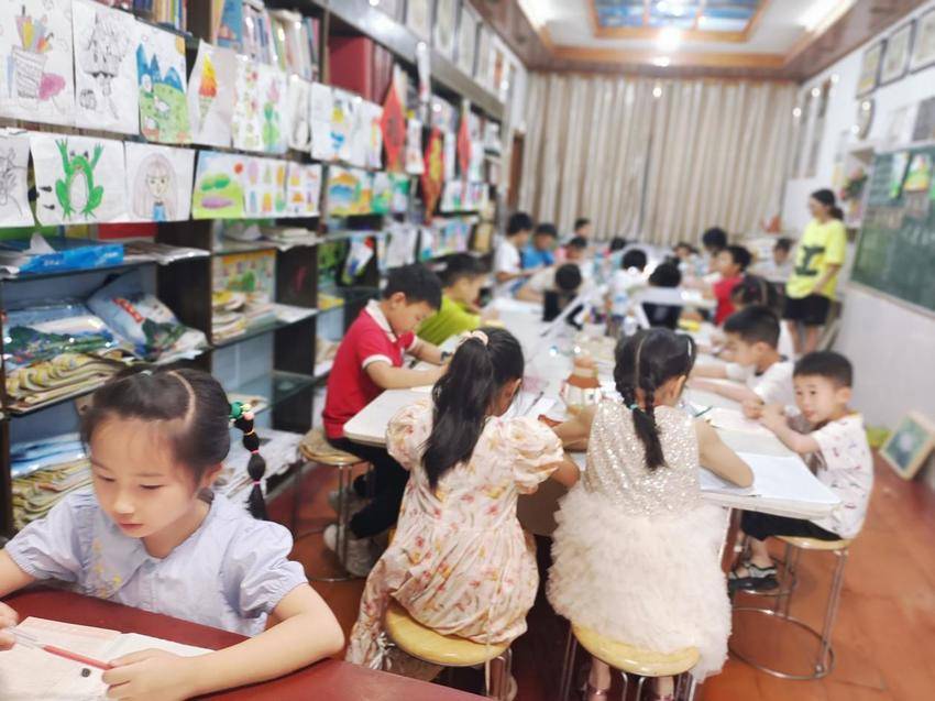 武当山文化馆暑期公益课受热捧 百余名孩童乐享艺术盛宴.docx