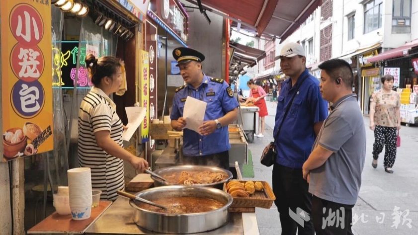 11.14党建引领“巷”心力多元共治焕新生武昌区户部巷“1245治理体系”让百年老街焕发新生(1).docx