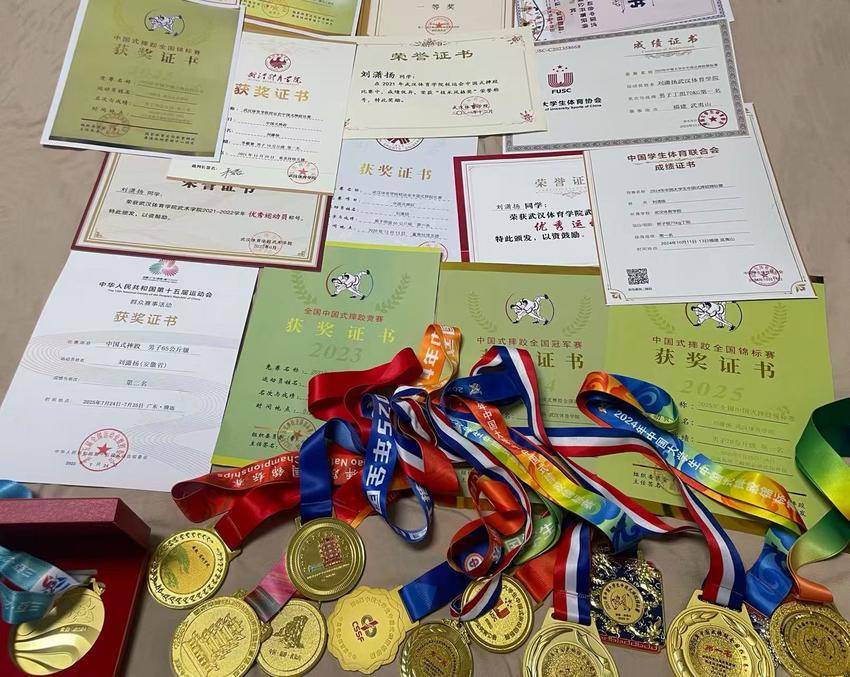 “以沉稳之姿，铸冠军底色”——记武汉体育学院中国式摔跤队队长刘潇扬.docx