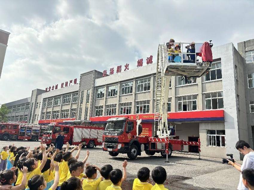 仙桃市育才幼儿走进消防队实践活动.doc