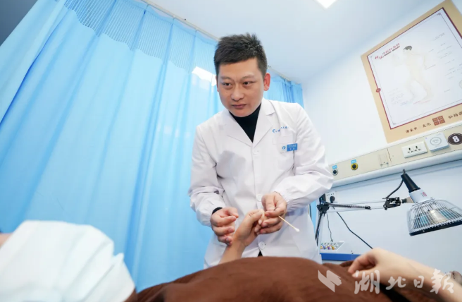 六旬老人食道癌无法饮食 传统中医针灸科专家张发一针解忧
