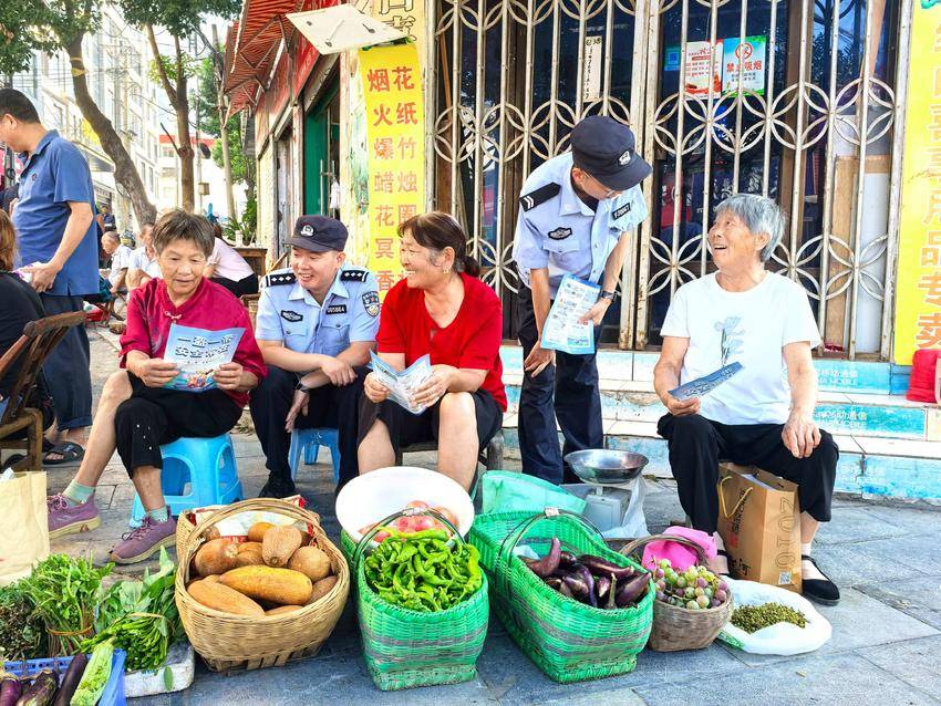 民警在集市上宣传反诈知识
