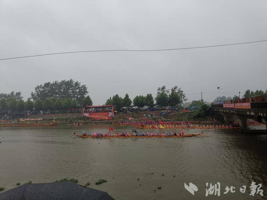 龙舟竞渡庆端午，安保维稳护安全——花桥镇筑牢百米港龙舟平安防线(1).docx
