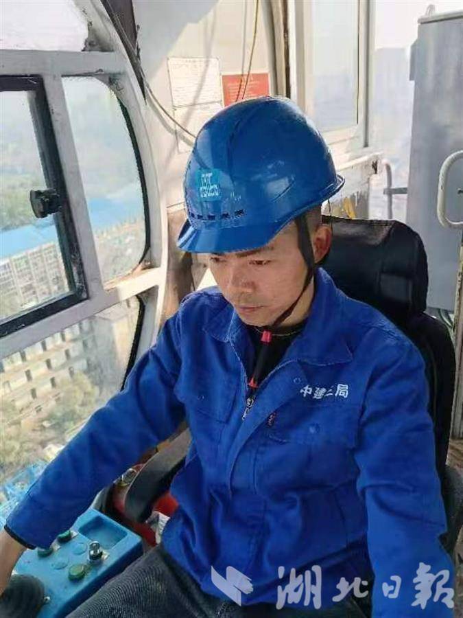 罗俊在塔吊驾驶室里。（通讯员江在方摄）