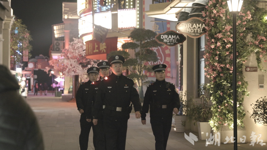 民警在商圈巡逻