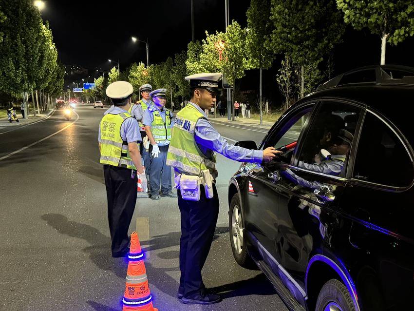 节日我在岗！广水公安交警守护平安“不打烊”
