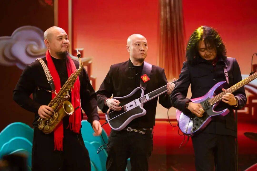 春晚智能吉他.jpg