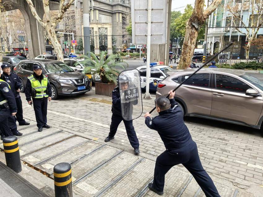 “陪”你上学 “护”你平安江岸公安多警联动全力护航“开学季”(1)(1)(1)(3).docx
