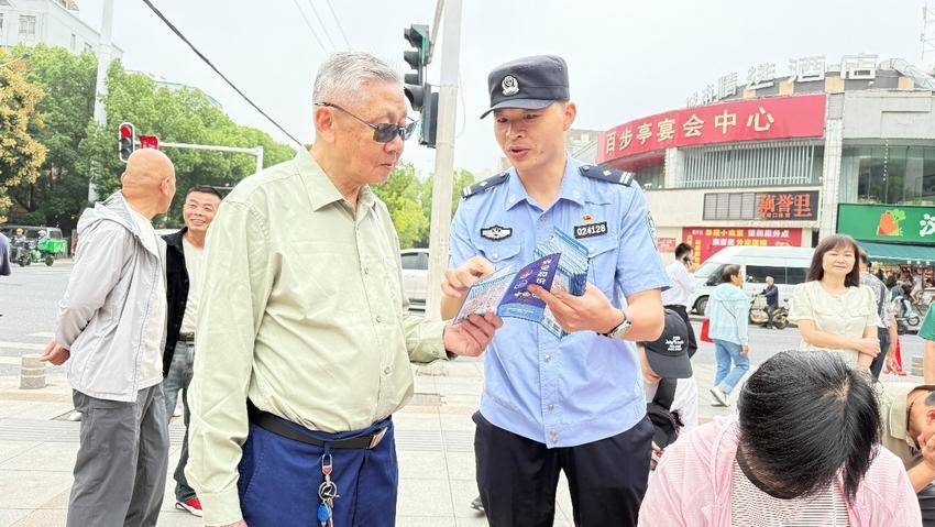 20250919社区广场上，民警发出“灵魂三问”反诈宣传.docx