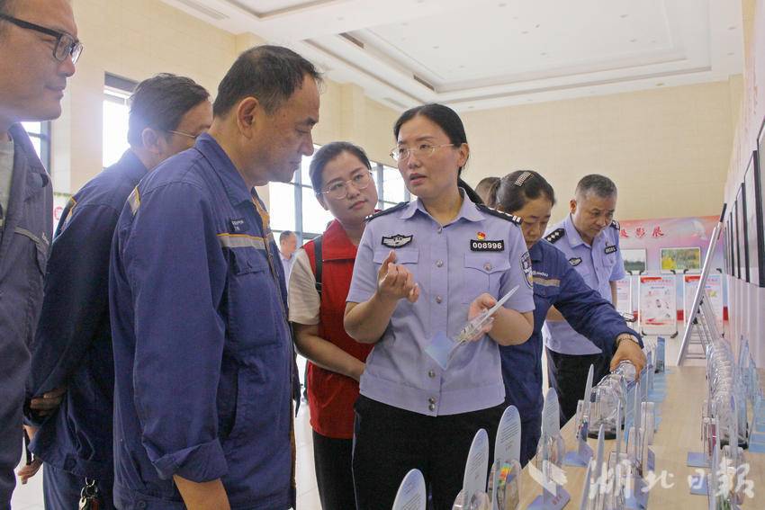 民警向企业员工宣传禁毒知识