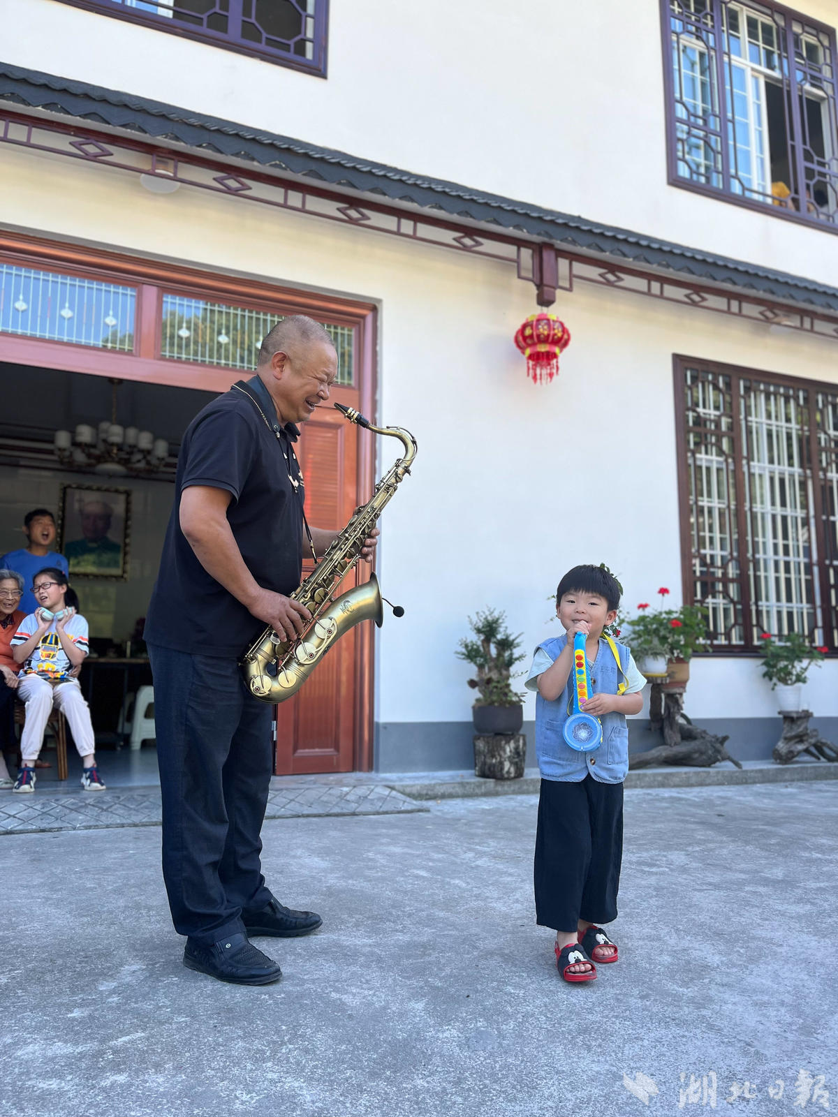 “胖爷爷”和小游客合奏《秋恋》。周艳丽 摄
