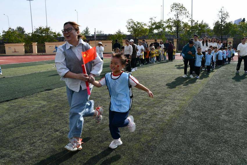 大班组亲子活动新闻稿.docx