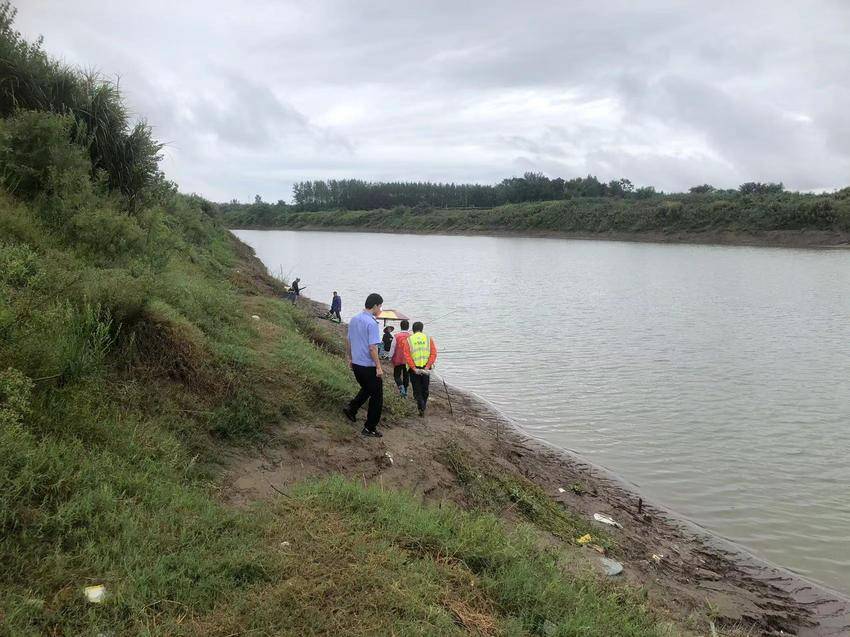 汛期垂钓很危险！杨叶派出所民警耐心劝离江边垂钓人员.doc