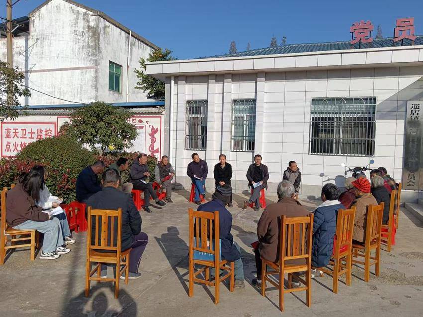 安陆市巡店镇：开好“屋场院子会” 巩固脱贫成果暖民心.docx