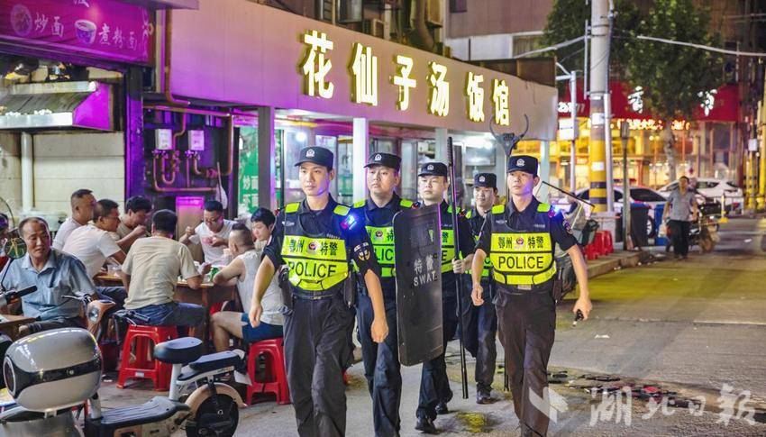 鄂州特警在街面巡逻