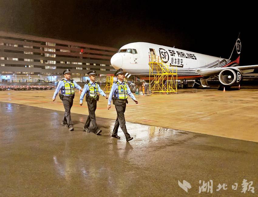 （民警在机场夜巡护航货运安全顺畅）