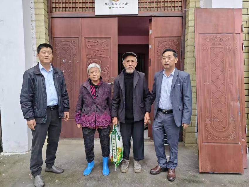 安陆市接官乡：扶贫日走访慰问 情暖脱贫群众.docx