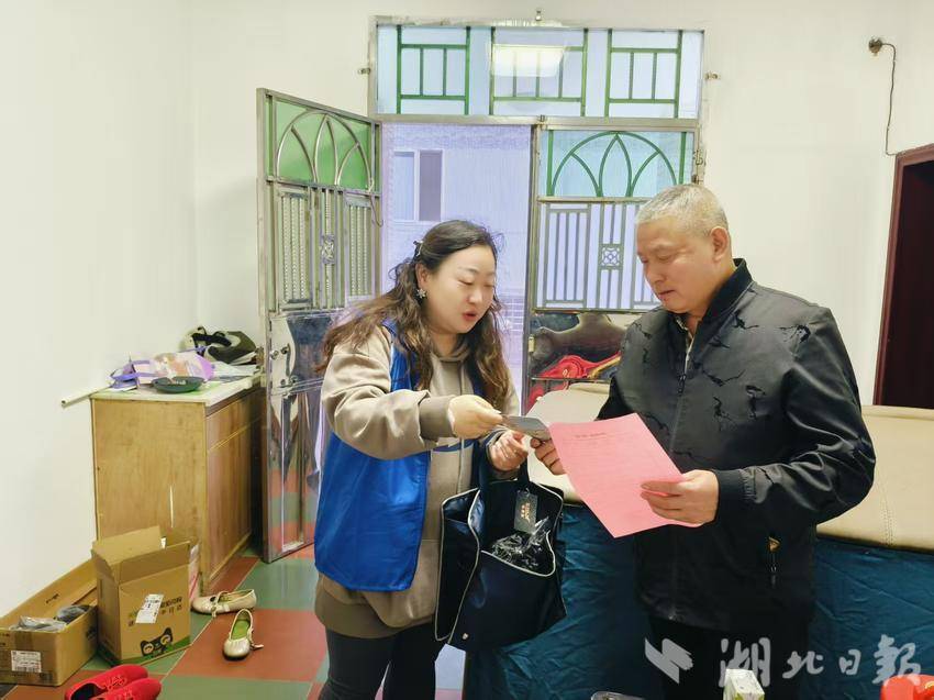 2025.11.4 李小双 社区网格员上门服务，全国1%人口抽样调查入户登记工作有序推进.doc