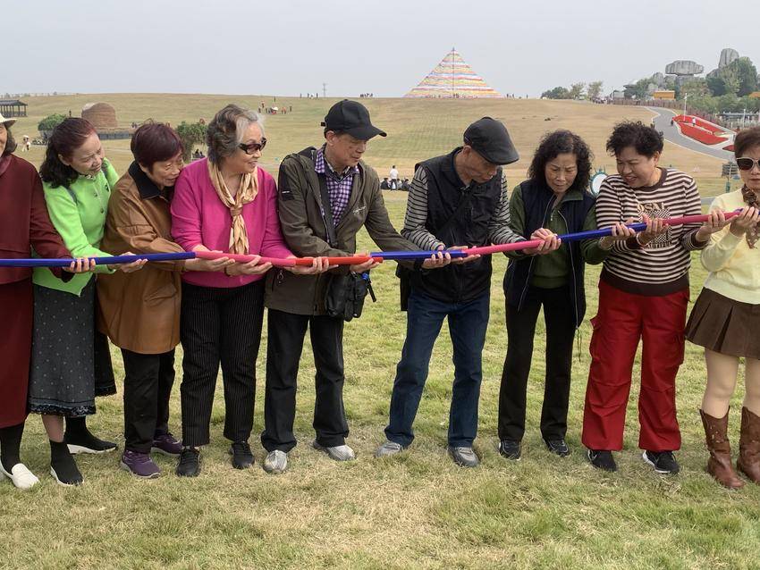 金色暖阳踏秋韵  邻里情深筑和谐.doc