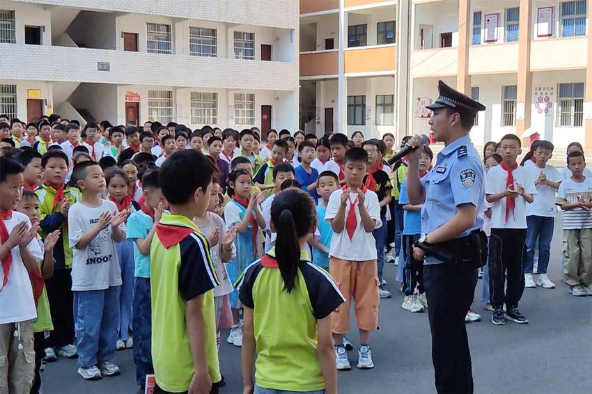 两名学生拾金不昧的品质，赢得了同学们阵阵掌声（视频截图）