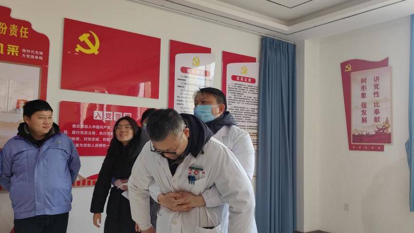 省级博士服务团驻点专家领衔 安陆市普爱医院进企义诊暖人心.docx