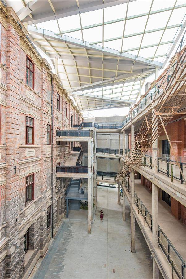 平和打包厂在修缮中保留货物滑道。（通讯员李扬摄）