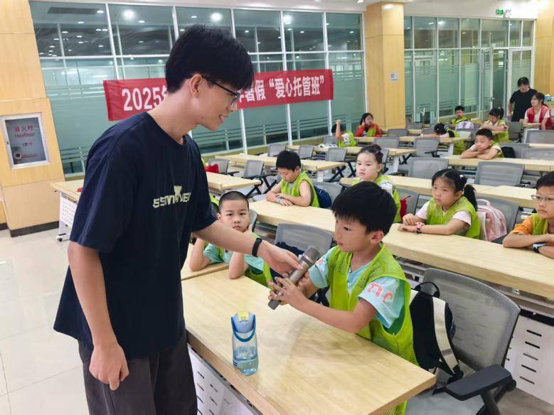 20250811青年社区“爱心托管班”开展《抗美援朝》爱国主义教育课.docx