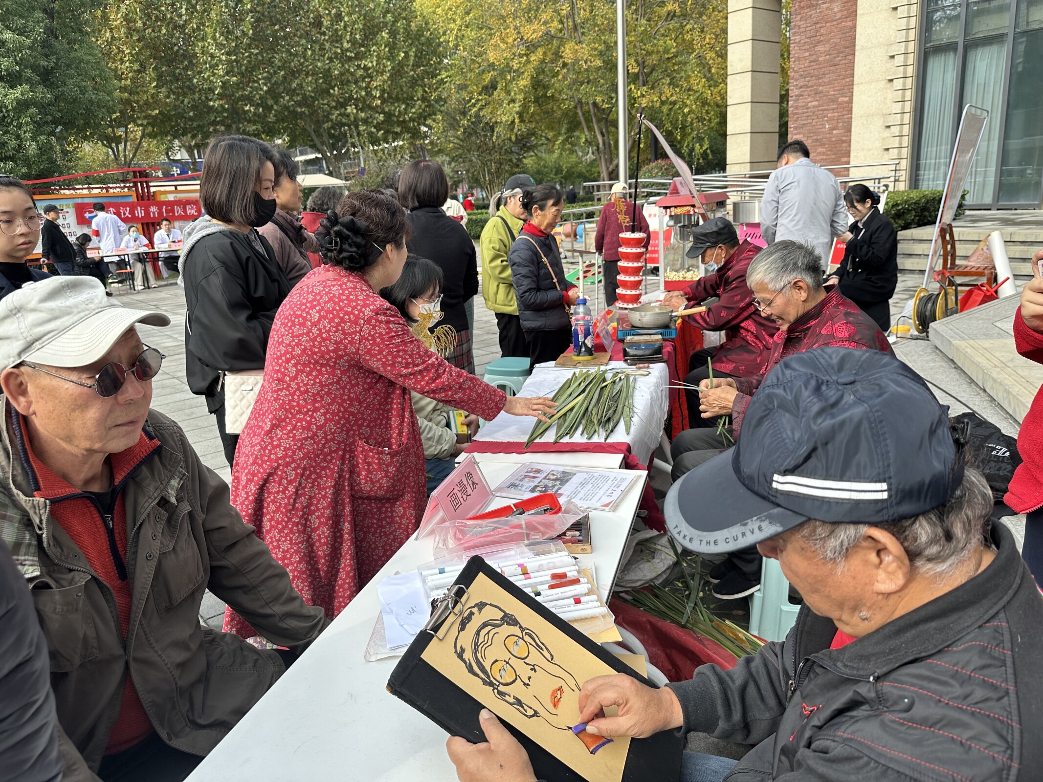 11.25美食聚邻里，活力满社区，虹蔚社区首届邻里节点燃冬日温情.docx
