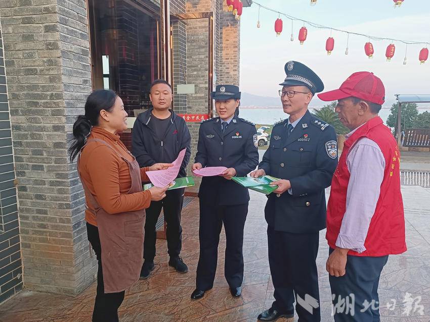 民警宣传野生动物保护知识
