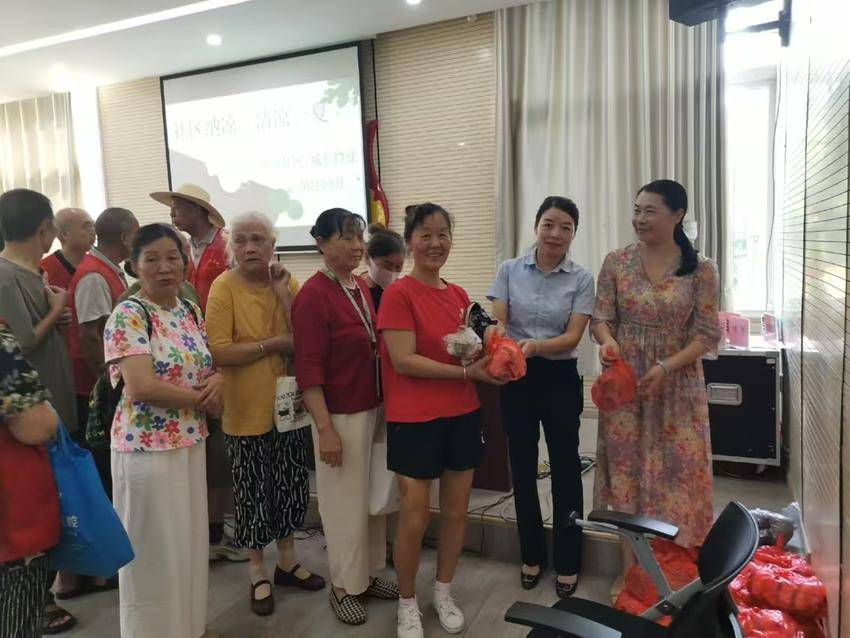 夏日送清凉 关爱沁人心——西山社区联合城彩物业为志愿者送关怀 - 湖北日报新闻客户端