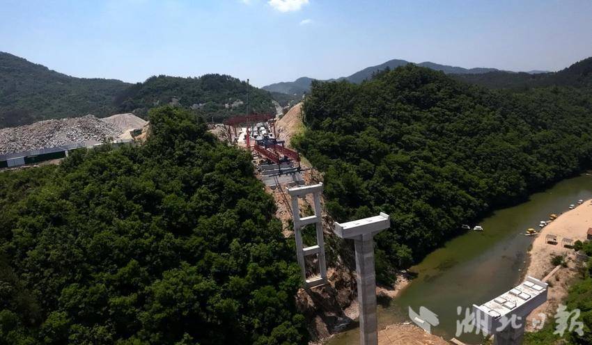 G220国道麻城段抢抓工期施工忙.docx