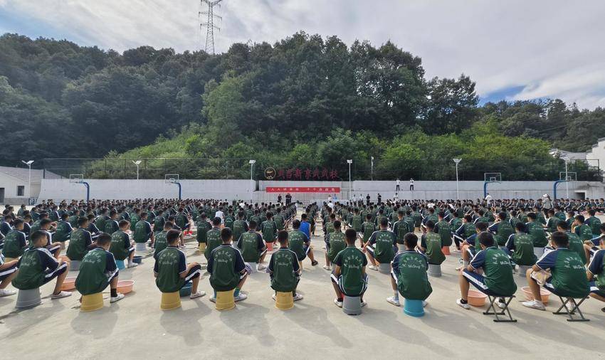 武当山特区举办校园安全公开课.docx