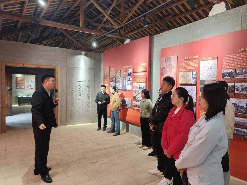 红色洗礼铸忠诚    知行合一勇担当.docx