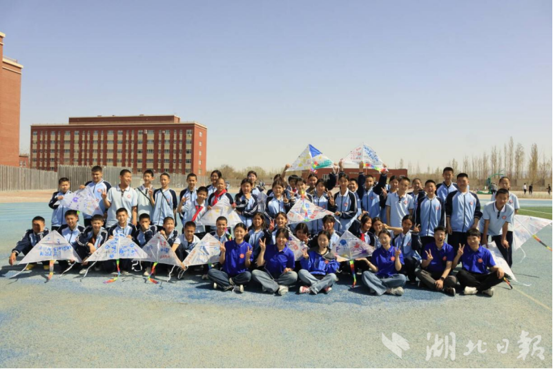 湖北文理学院第五批“雪莲花”赴疆支教团队在精河县第三中学开展风筝传统文化主题活动