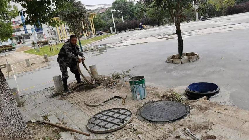 红安县八里湾镇：给城市“舒筋活络”，绣花功夫修补群众幸福感.docx