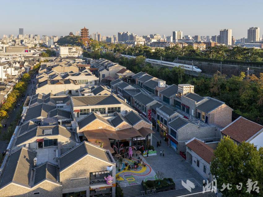 武昌斗级营与黄鹤楼、京广线同框